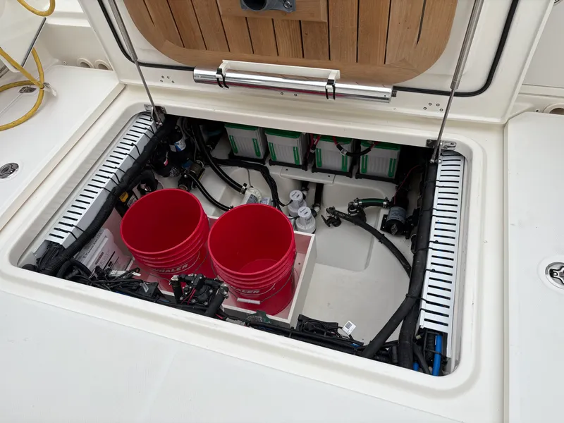 Slide: The Image of Boston Whaler 330 Outrage 2024 - 19