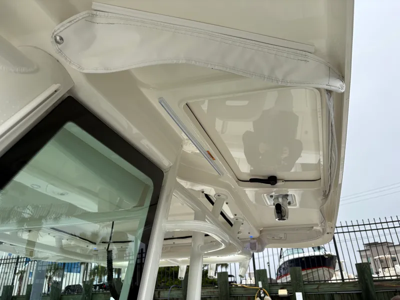 Slide: The Image of Boston Whaler 330 Outrage 2024 - 28