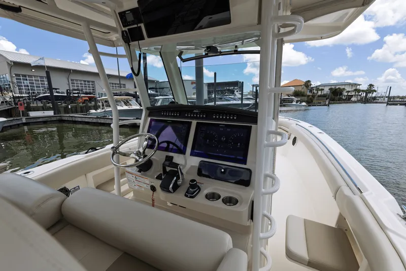 Slide: The Image of Boston Whaler 330 Outrage 2024 - 9