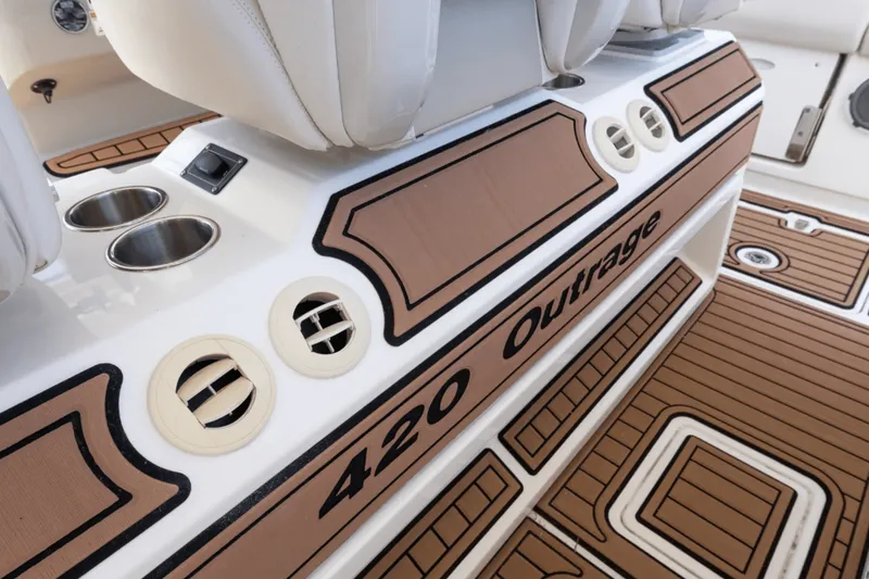 Slide: The Image of Boston Whaler 420 OUTRAGE 2017 - 14