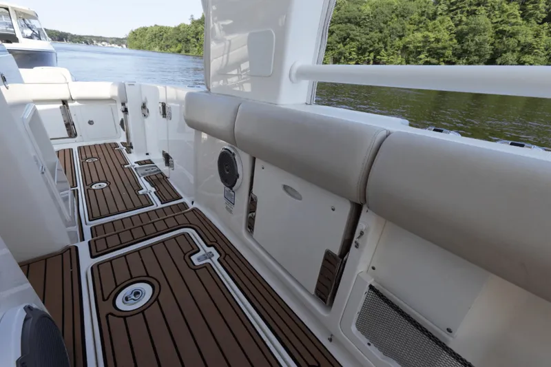 Slide: The Image of Boston Whaler 420 OUTRAGE 2017 - 17