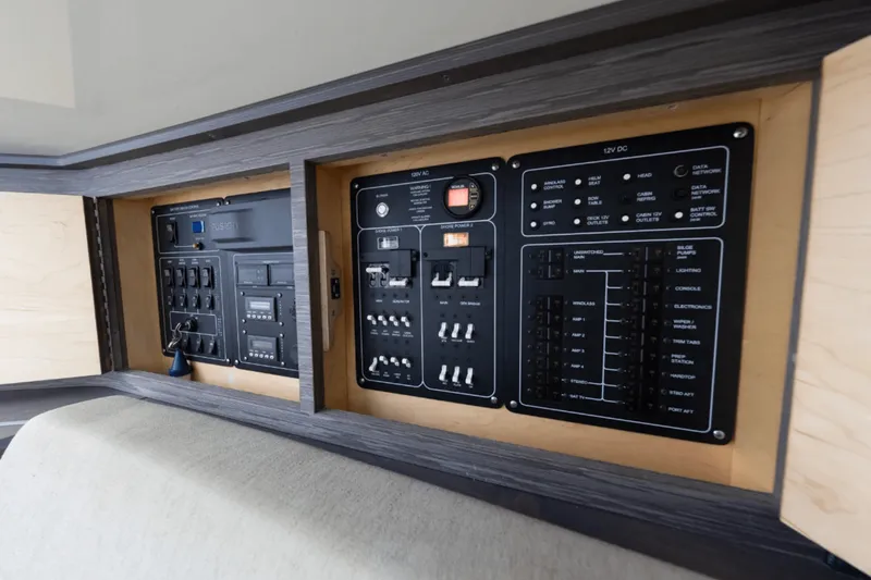 Slide: The Image of Boston Whaler 420 OUTRAGE 2017 - 20