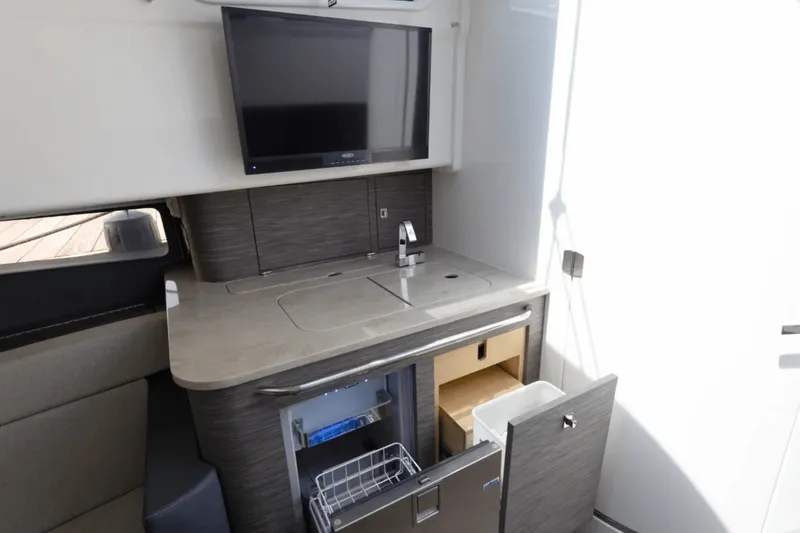 Slide: The Image of Boston Whaler 420 OUTRAGE 2017 - 21