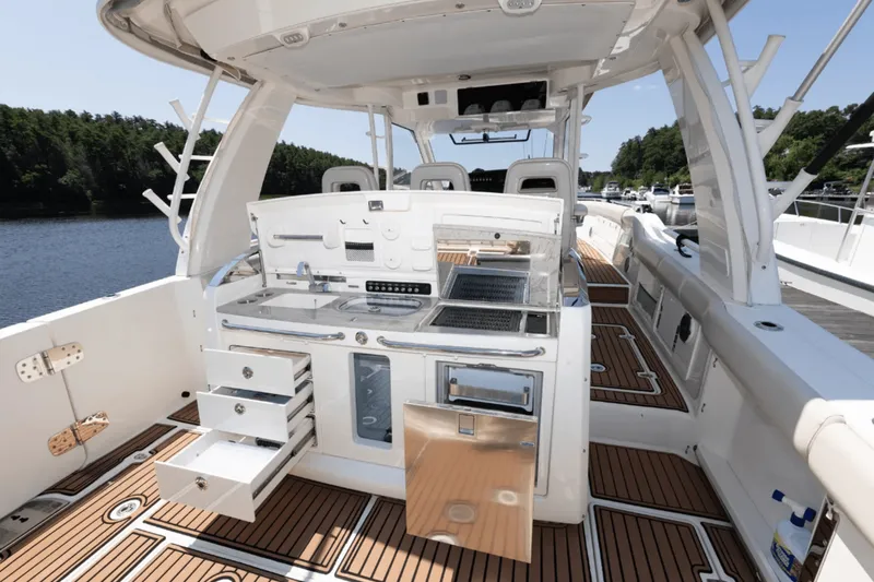 Slide: The Image of Boston Whaler 420 OUTRAGE 2017 - 26