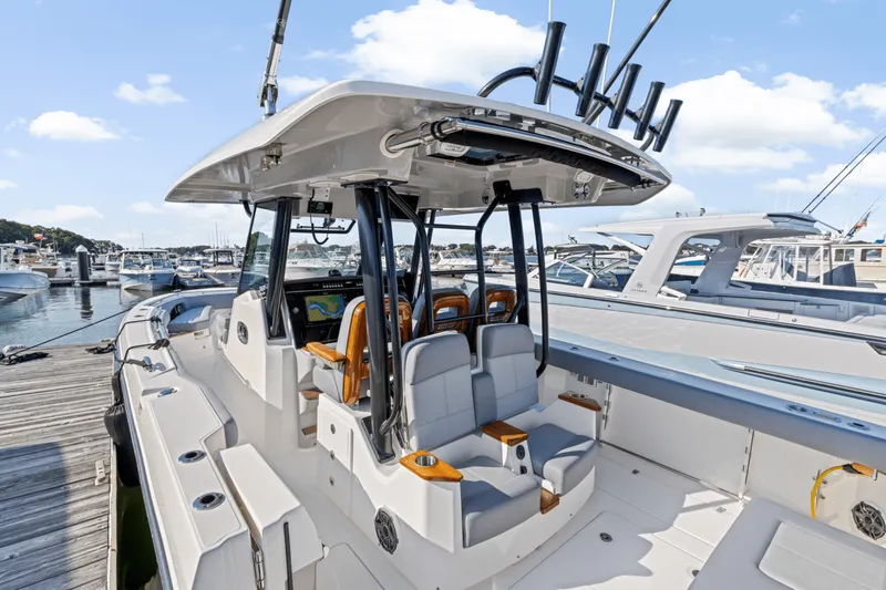 Slide: The Image of Boston Whaler 360 Outrage 2025 - 17