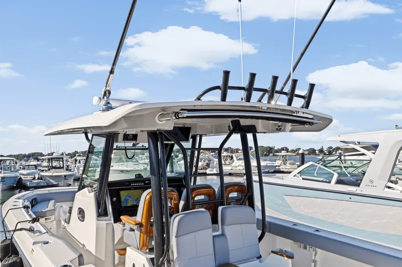 Slide: The Image of Boston Whaler 360 Outrage 2025 - 18