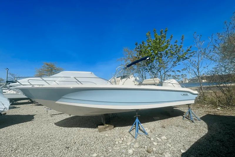 Slide: The Image of Boston Whaler 220 Dauntless 2025 - 0