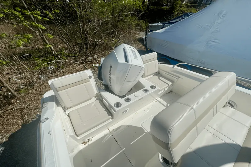 Slide: The Image of Boston Whaler 220 Dauntless 2025 - 1