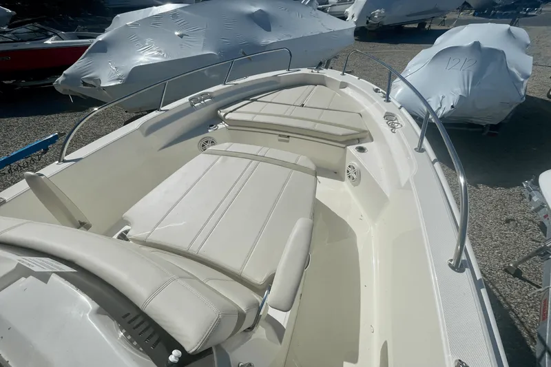 Slide: The Image of Boston Whaler 220 Dauntless 2025 - 10