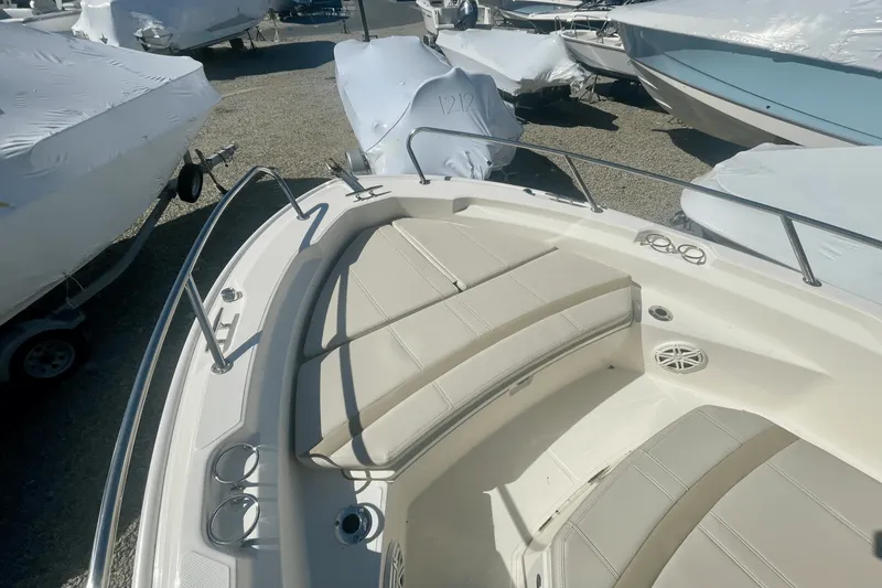 Slide: The Image of Boston Whaler 220 Dauntless 2025 - 13