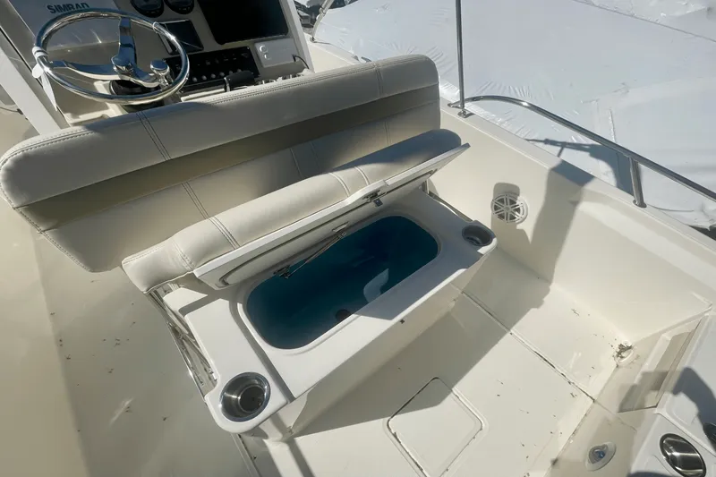 Slide: The Image of Boston Whaler 220 Dauntless 2025 - 3