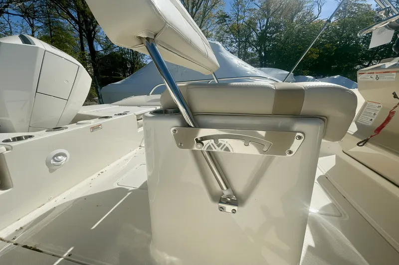 Slide: The Image of Boston Whaler 220 Dauntless 2025 - 4
