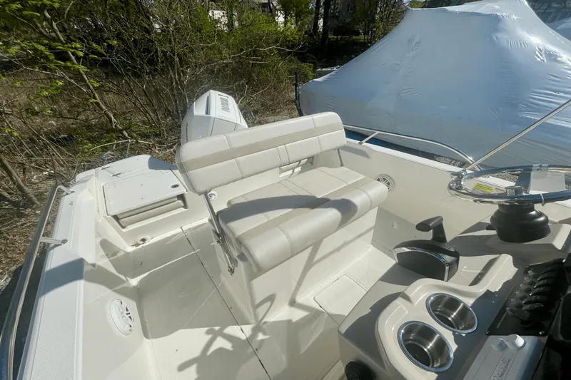 Slide: The Image of Boston Whaler 220 Dauntless 2025 - 5