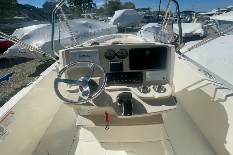 Slide: The Image of Boston Whaler 220 Dauntless 2025 - 6