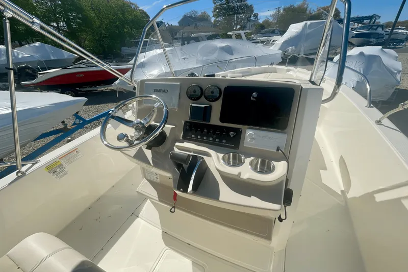 Slide: The Image of Boston Whaler 220 Dauntless 2025 - 7