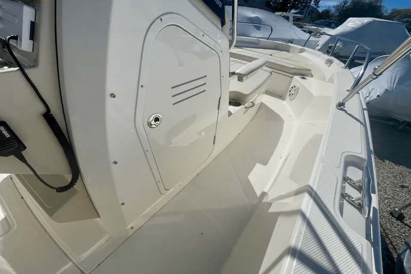 Slide: The Image of Boston Whaler 220 Dauntless 2025 - 8