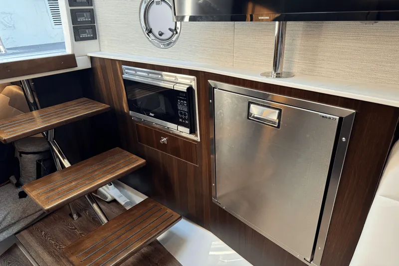 Slide: The Image of Cruisers Yachts 42 GLS-OB 2023 - 16