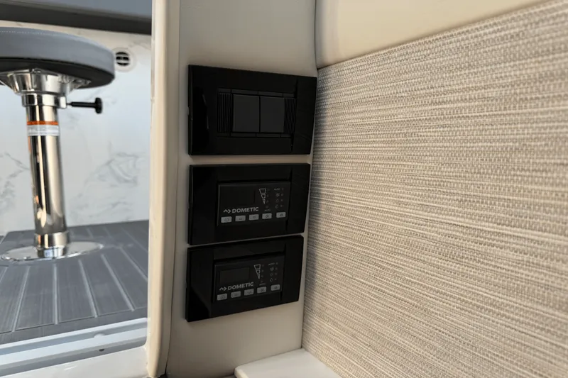 Slide: The Image of Cruisers Yachts 42 GLS-OB 2023 - 17