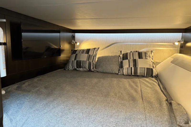 Slide: The Image of Cruisers Yachts 42 GLS-OB 2023 - 22