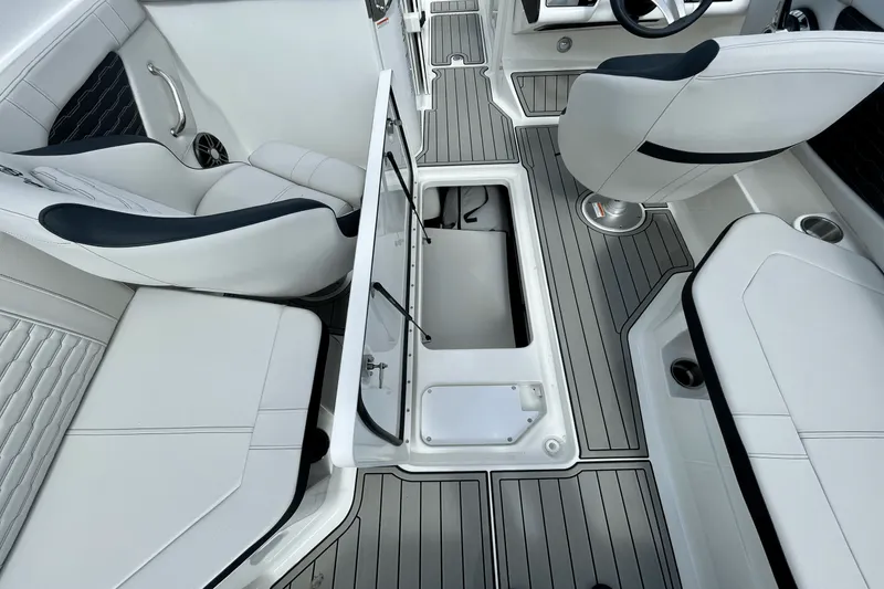 Slide: The Image of Sea Ray SPX 230 Outboard 2025 - 10