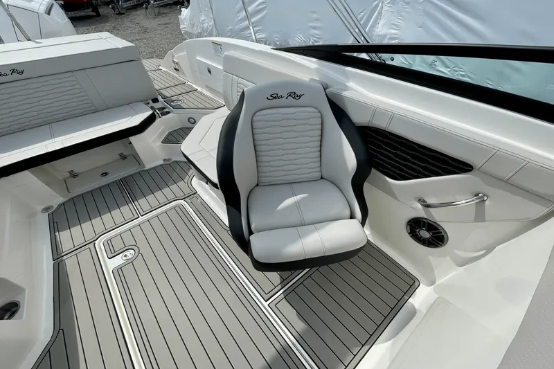 Slide: The Image of Sea Ray SPX 230 Outboard 2025 - 11