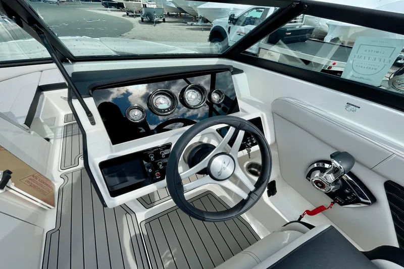 Slide: The Image of Sea Ray SPX 230 Outboard 2025 - 14