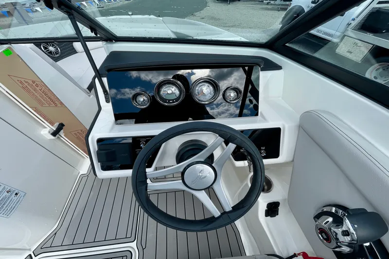 Slide: The Image of Sea Ray SPX 230 Outboard 2025 - 15