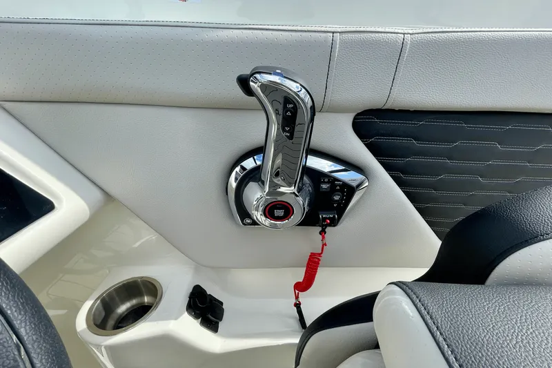 Slide: The Image of Sea Ray SPX 230 Outboard 2025 - 16