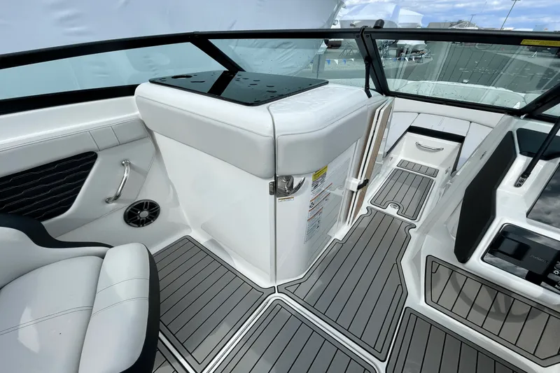 Slide: The Image of Sea Ray SPX 230 Outboard 2025 - 17
