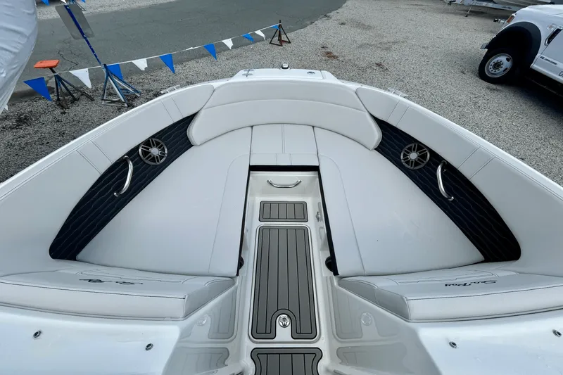 Slide: The Image of Sea Ray SPX 230 Outboard 2025 - 19