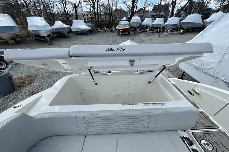 Slide: The Image of Sea Ray SPX 230 Outboard 2025 - 4