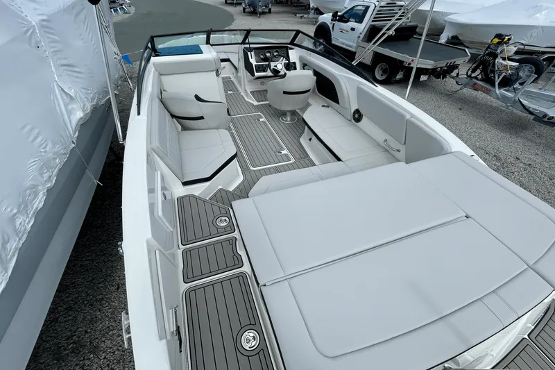 Slide: The Image of Sea Ray SPX 230 Outboard 2025 - 6