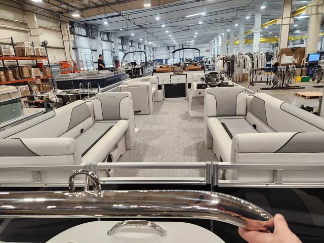 Slide: The Image of Avalon 2385 25 Venture 85 QL 2026 - 10