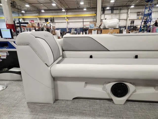 Slide: The Image of Avalon 2385 25 Venture 85 QL 2026 - 14