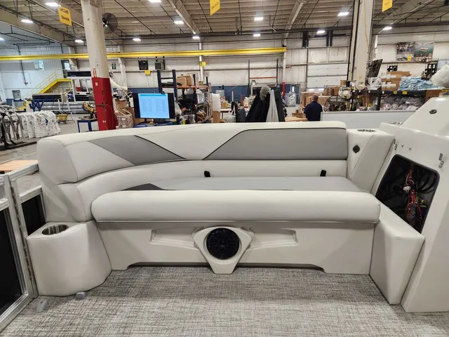 Slide: The Image of Avalon 2385 25 Venture 85 QL 2026 - 19