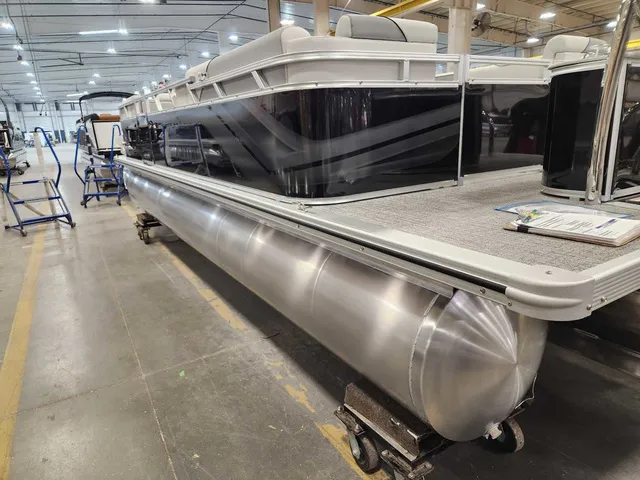 Slide: The Image of Avalon 2385 25 Venture 85 QL 2026 - 2