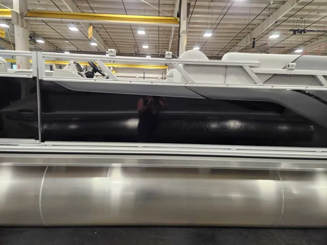 Slide: The Image of Avalon 2385 25 Venture 85 QL 2026 - 3