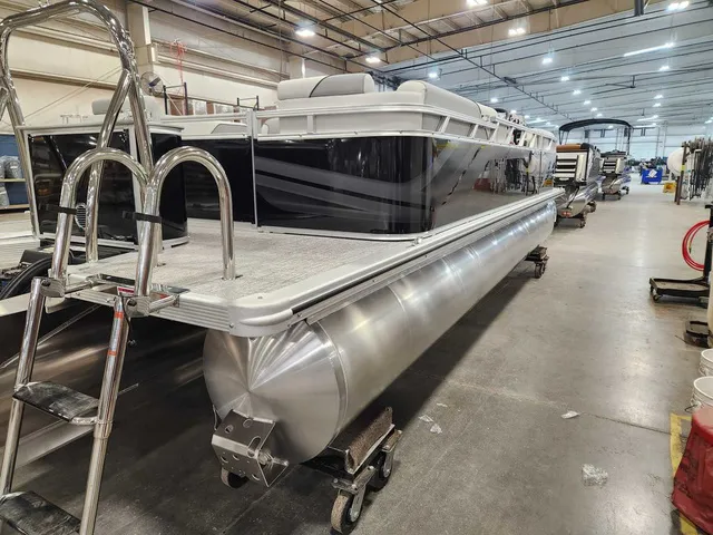 Slide: The Image of Avalon 2385 25 Venture 85 QL 2026 - 4