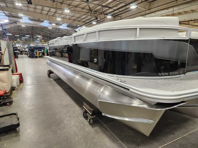 Slide: The Image of Avalon 2385 25 Venture 85 QL 2026 - 7