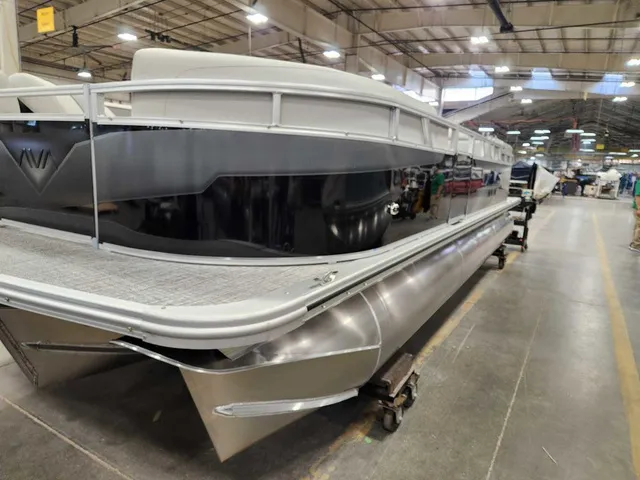 Slide: The Image of Avalon 2385 25 Venture 85 QL 2026 - 8