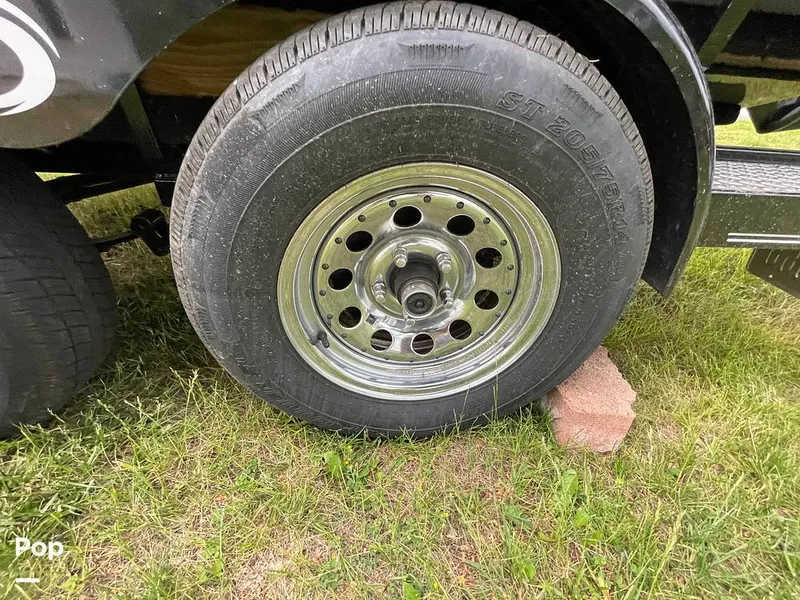 Slide: The Image of Hurricane Sundeck Sport 205 2022 - 12644093