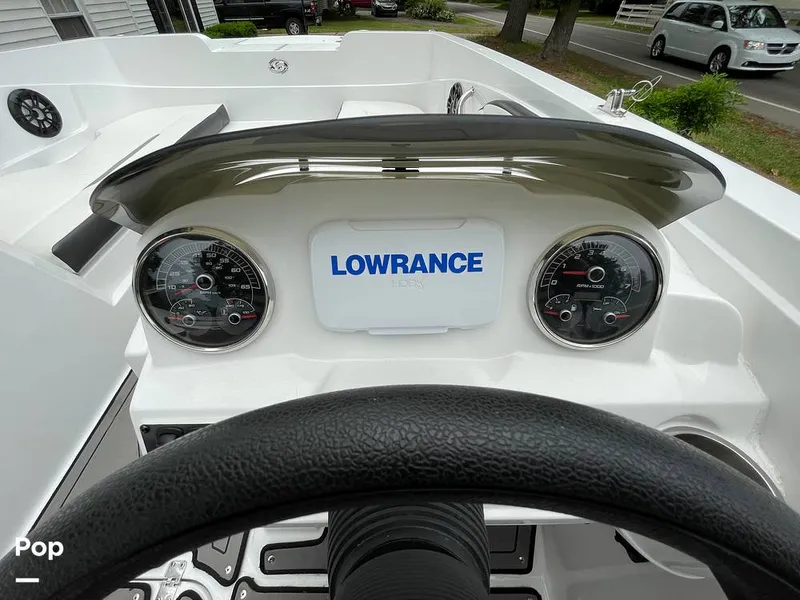 Slide: The Image of Hurricane Sundeck Sport 205 2022 - 12637525