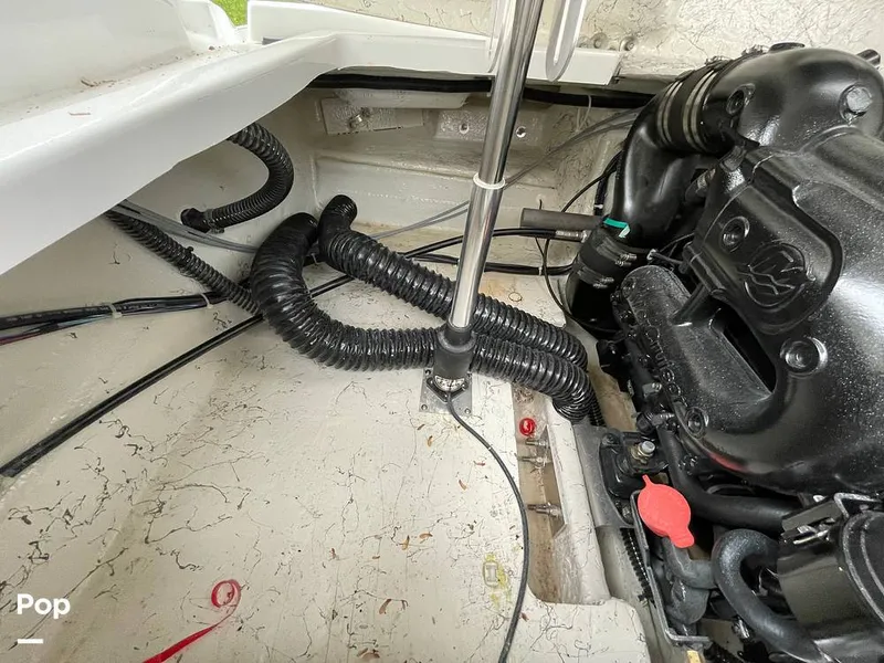 Slide: The Image of Hurricane Sundeck Sport 205 2022 - 12637575