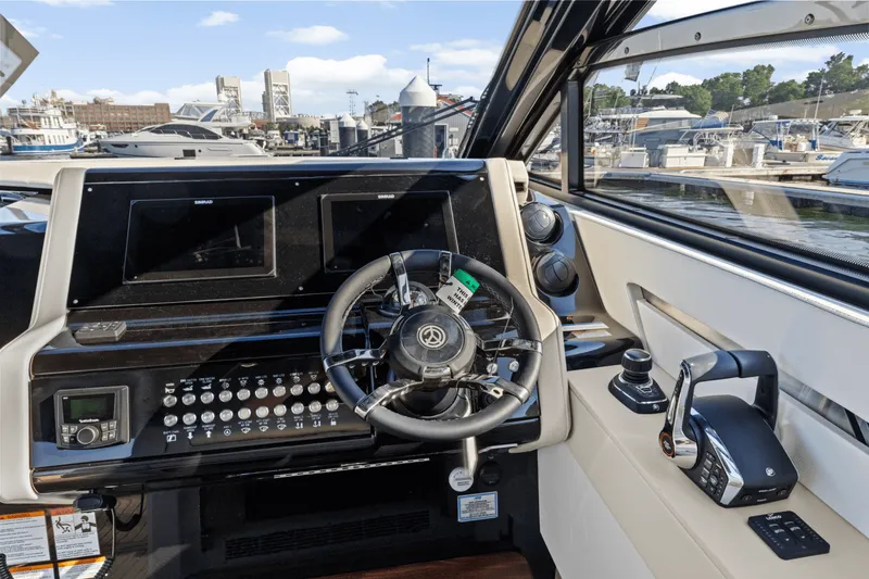 Slide: The Image of Cruisers 42 GLS Outboard 2025 - 20