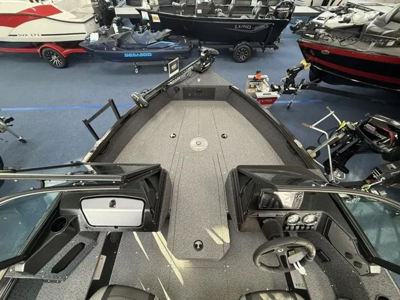 Slide: The Image of Lund 1800 Explorer Sport 2026 - 6