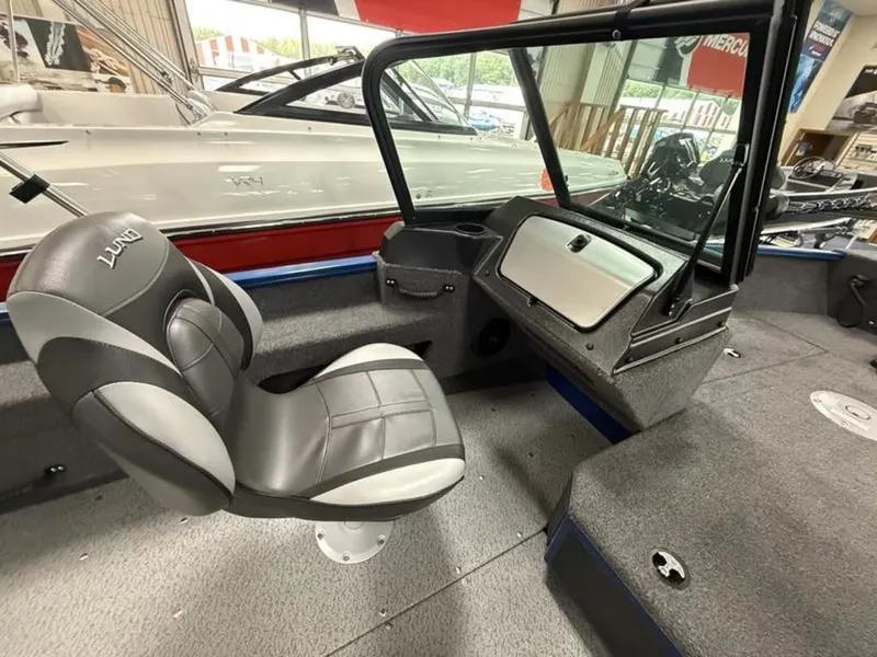 Slide: The Image of Lund 1775 Adventure Sport 2026 - 10