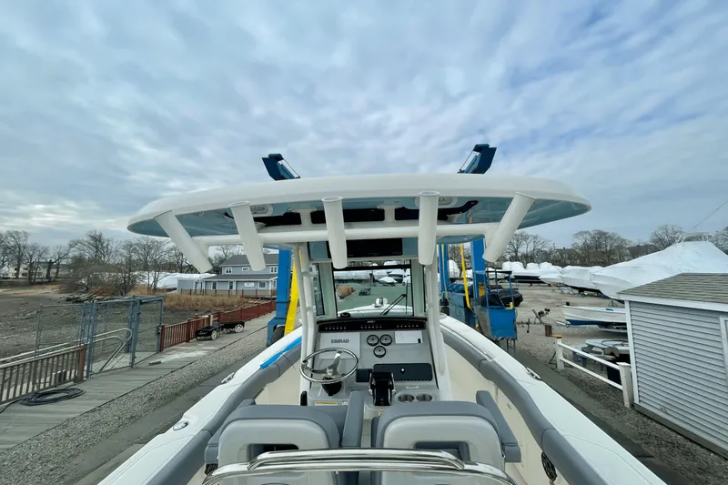 Slide: The Image of Boston Whaler 250 Outrage 2025 - 10