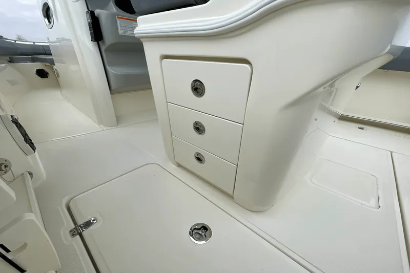 Slide: The Image of Boston Whaler 250 Outrage 2025 - 11