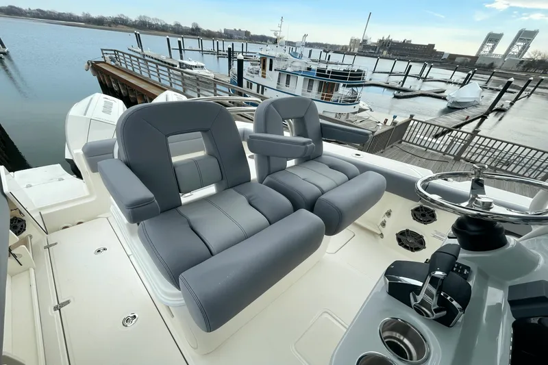 Slide: The Image of Boston Whaler 250 Outrage 2025 - 13