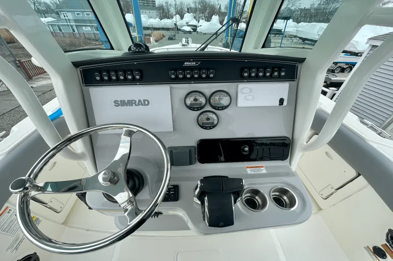 Slide: The Image of Boston Whaler 250 Outrage 2025 - 14
